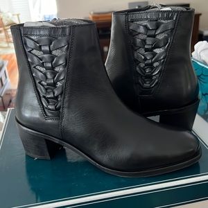 Seychelles black footlight booties